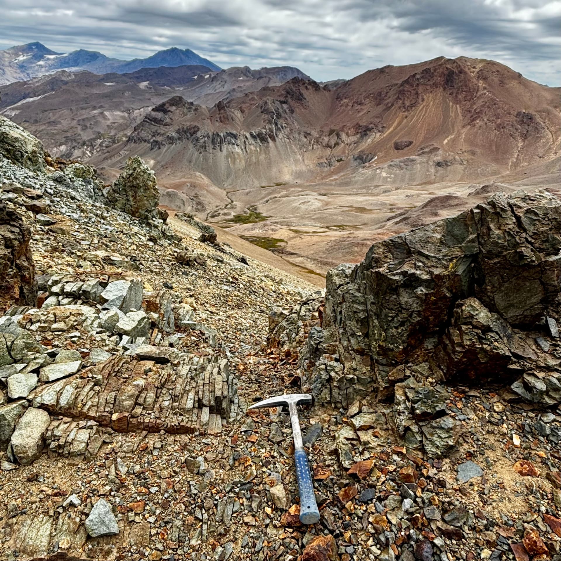 Trabajo de campo geológico de El Baqueano en la cordillera